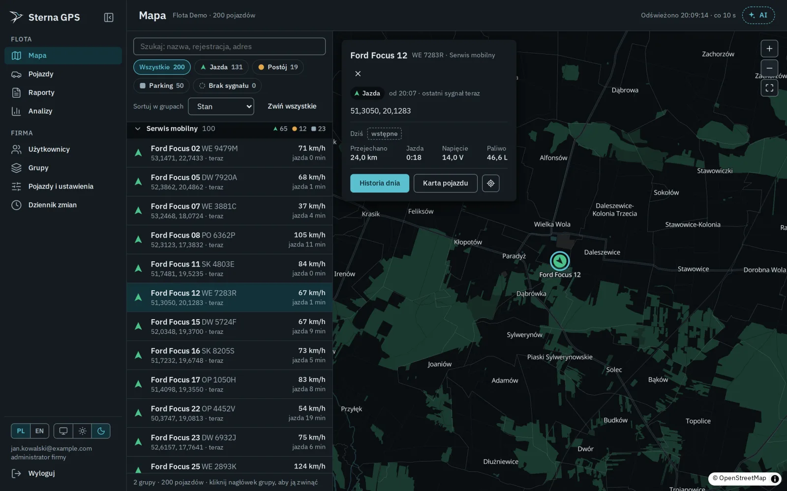 Wybrane auto na ciemnej mapie z kartą pojazdu